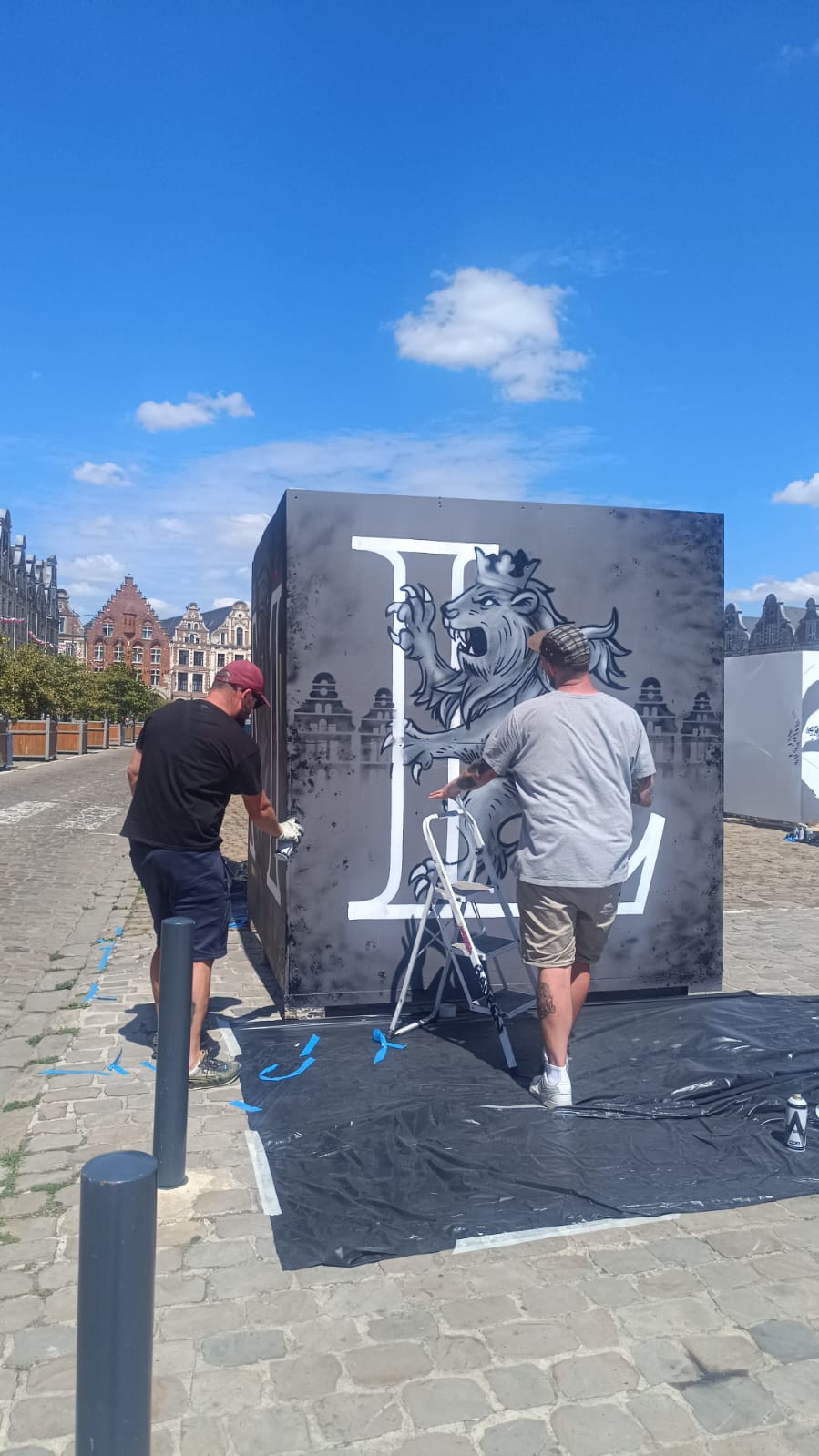 Collectif Les Rats en train de peindre une fresque graffiti sur la Grand Place d’Arras