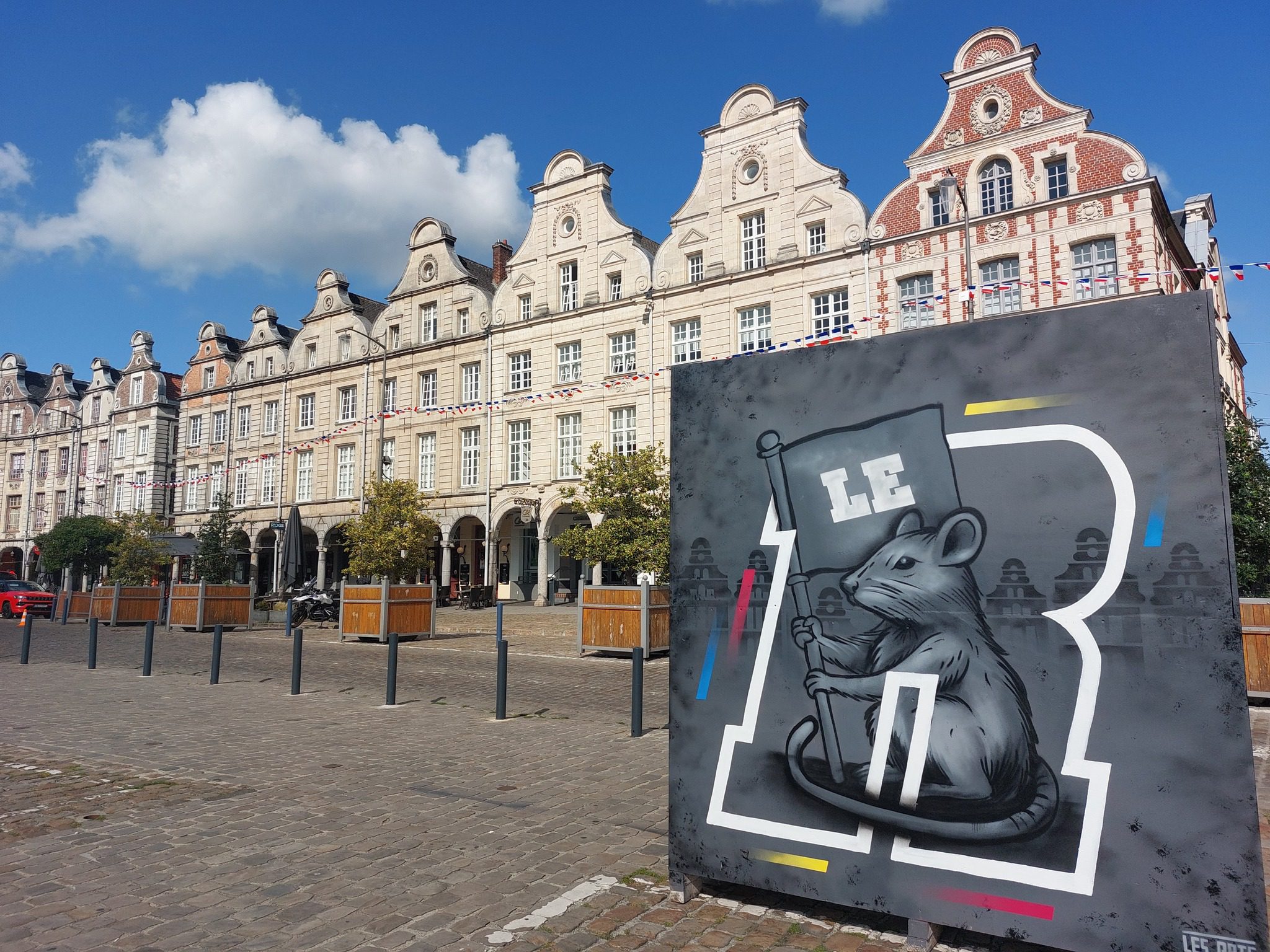 Fresque graffiti du Rat d’Arras sur la Grand Place, décoration multi-techniques