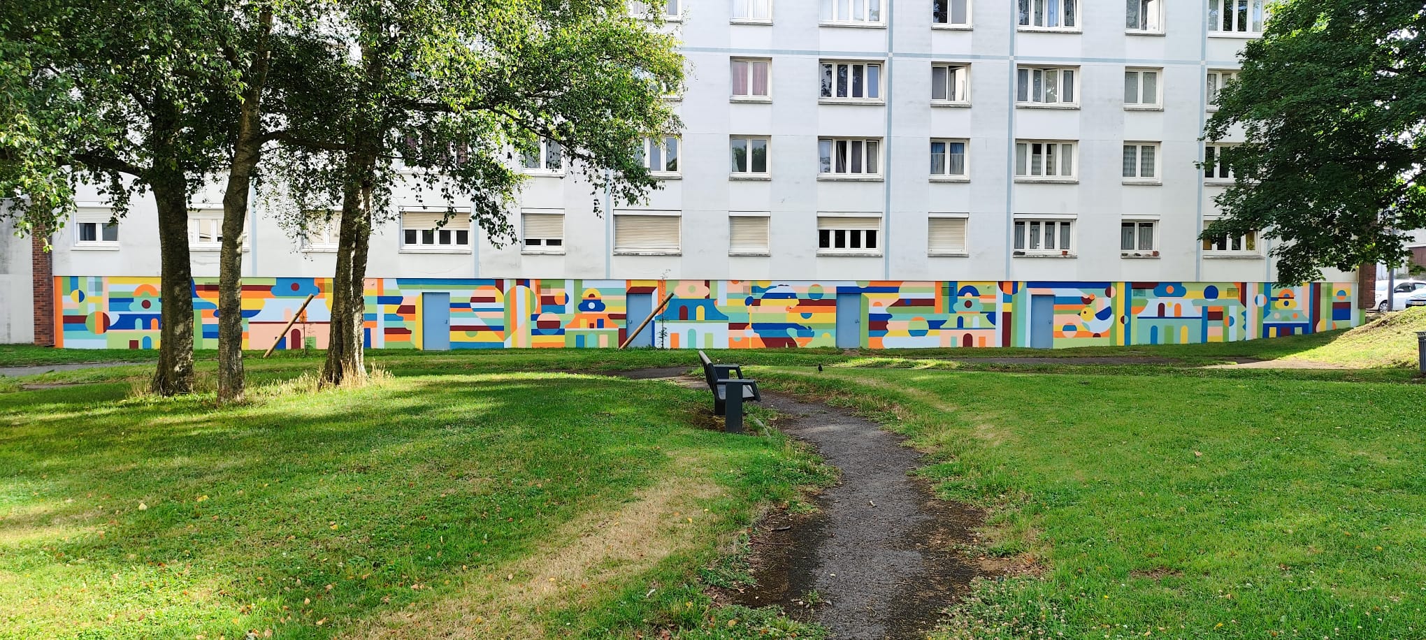 Fresque murale abstraite peinte par Les Rats sur une façade d’immeuble à Arras